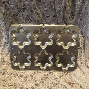Vintage WILTON Blossom FLower Cookie Mold Treat Pan, Aluminum, 2105-8109